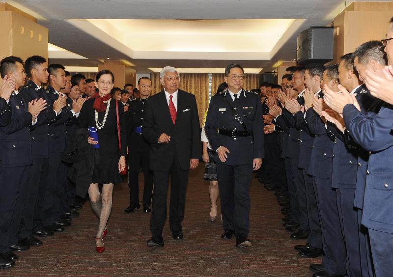 截取通讯及监察事务专员石辉恭贺刚结业的见习督察。