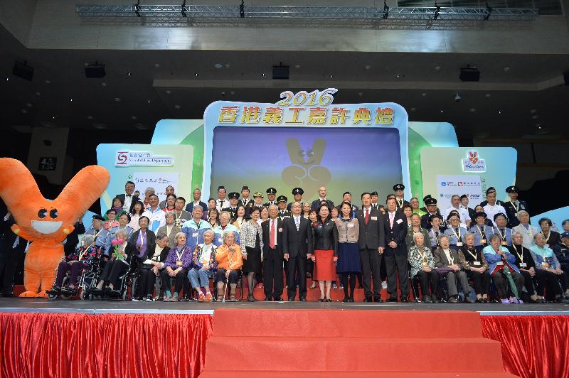 The wife of the Chief Executive and Volunteer-in-Chief, Mrs Regina Leung (first row, tenth right), the Secretary for Home Affairs, Mr Lau Kong-wah (first row, eleventh right), the Director of Social Welfare, Ms Carol Yip (first row, ninth right), and other guests in a group photo with volunteers who have served for 20 years or more at the 2016 Hong Kong Volunteer Award Presentation Ceremony today (December 3).