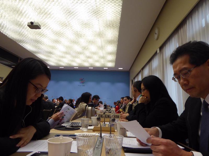 商务及经济发展局局长苏锦梁（右一）今日（日内瓦时间十二月四日）在瑞士日内瓦出席《环保货物协定》部长级会议的闭幕大会。