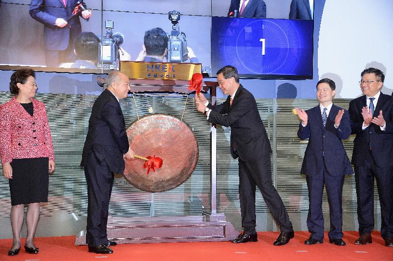 The Chief Executive, Mr C Y Leung, this morning (December 5) officiated at the launch ceremony of the Shenzhen-Hong Kong Stock Connect at Hong Kong Exchanges and Clearing Limited (HKEX). Photo shows Mr Leung (centre) and the Chairman of HKEX, Mr Chow Chung-kong (second left), officiating at the gong-striking ceremony to mark the official launch of the Shenzhen-Hong Kong Stock Connect. Looking on are Deputy Director of the Liaison Office of the Central People's Government in the Hong Kong Special Administrative Region, Ms Qiu Hong (first left); the Vice-chairman of the China Securities Regulatory Commission, Mr Fang Xinghai (second right); and the Secretary for Financial Services and the Treasury, Professor K C Chan (first right).