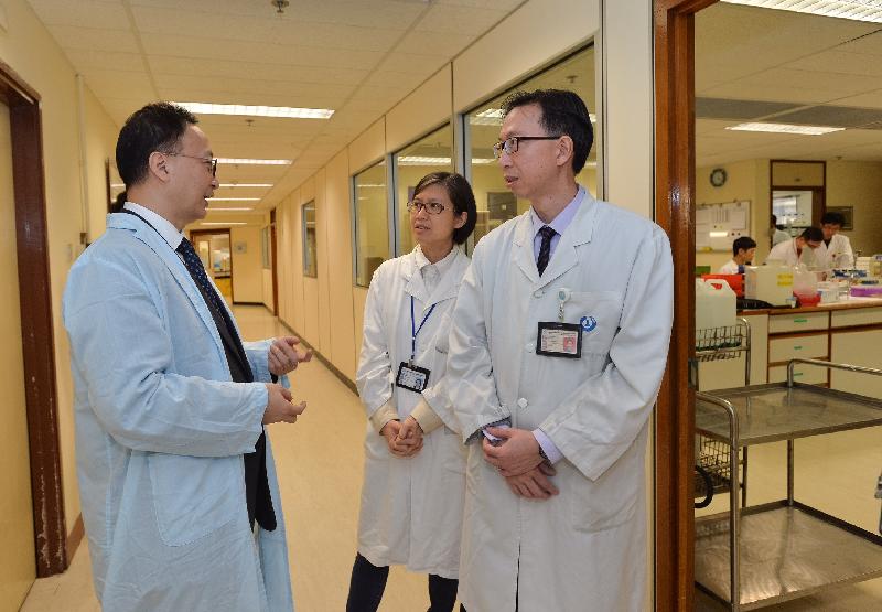 The Secretary for the Civil Service, Mr Clement Cheung (left), today (December 5) visits the Forensic Toxicology Sections of the Government Laboratory to learn more about their work on analytical toxicology, urinalysis, drink and drug driving analysis, and hair drug testing.