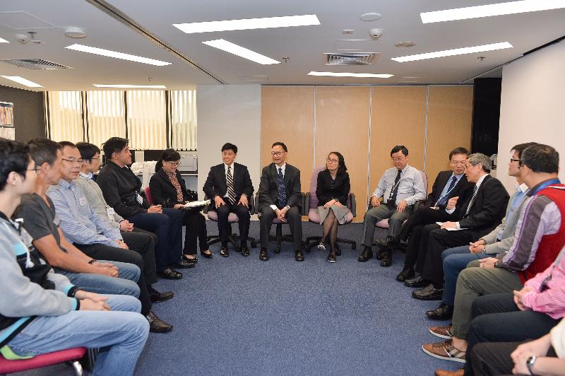 At a tea gathering with Government Laboratory staff representatives of various grades today (December 5), the Secretary for the Civil Service, Mr Clement Cheung (centre), encouraged them to continue to provide the community with quality analytical, forensic and advisory services.