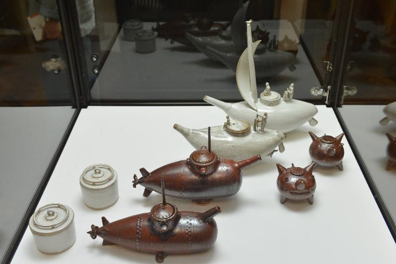 「陶瓷茶具创作2016」展览今日（十二月六日）于茶具文物馆揭幕。图示公开组亚军得奖者司徒健作品《两仪》。  