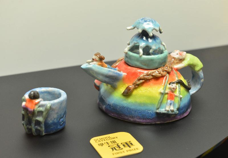 「陶瓷茶具创作2016」展览今日（十二月六日）于茶具文物馆揭幕。图示学生组冠军得主徐婉怡作品《忆趣》。 