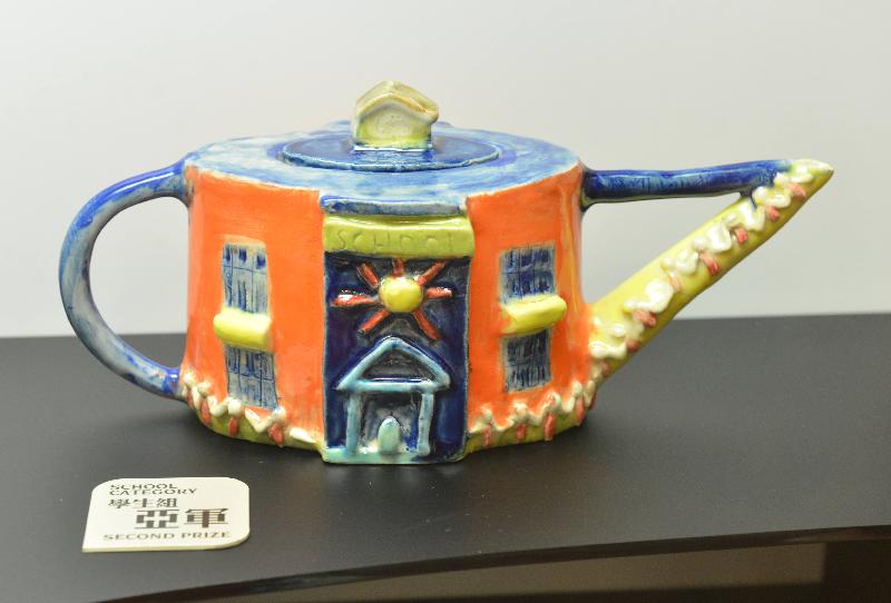 「陶瓷茶具创作2016」展览今日（十二月六日）于茶具文物馆揭幕。图示学生组亚军得奖者梁承臻作品《快乐的学校》。  