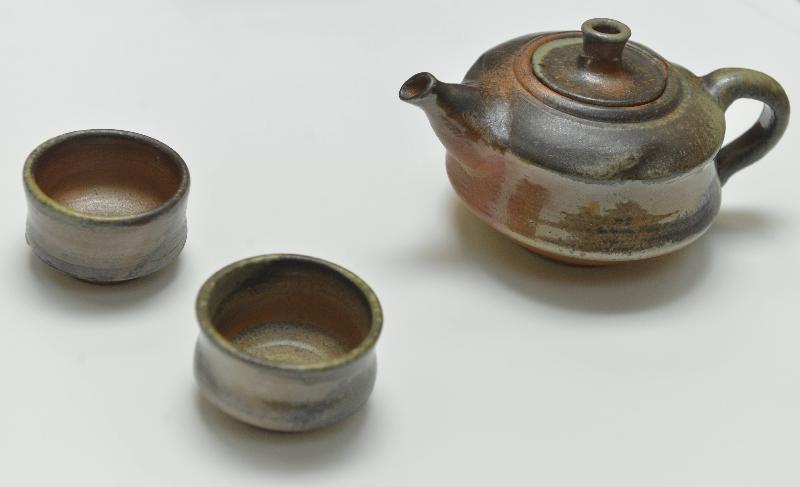 The "2016 Tea Ware by Hong Kong Potters" exhibition opened today (December 6) at the Flagstaff House Museum of Tea Ware. Picture shows the First Prize winner in the Open Category, Alice Hui's work "Reunion".