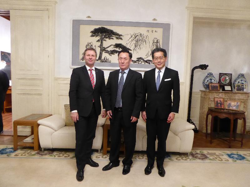 The Secretary for Commerce and Economic Development, Mr Gregory So (right), yesterday (December 5, Bern time) evening with the Chinese Ambassador to Switzerland, Mr Geng Wenbing (centre), and the President of Canton of Lucerne, Mr Marcel Schwerzmann (left).