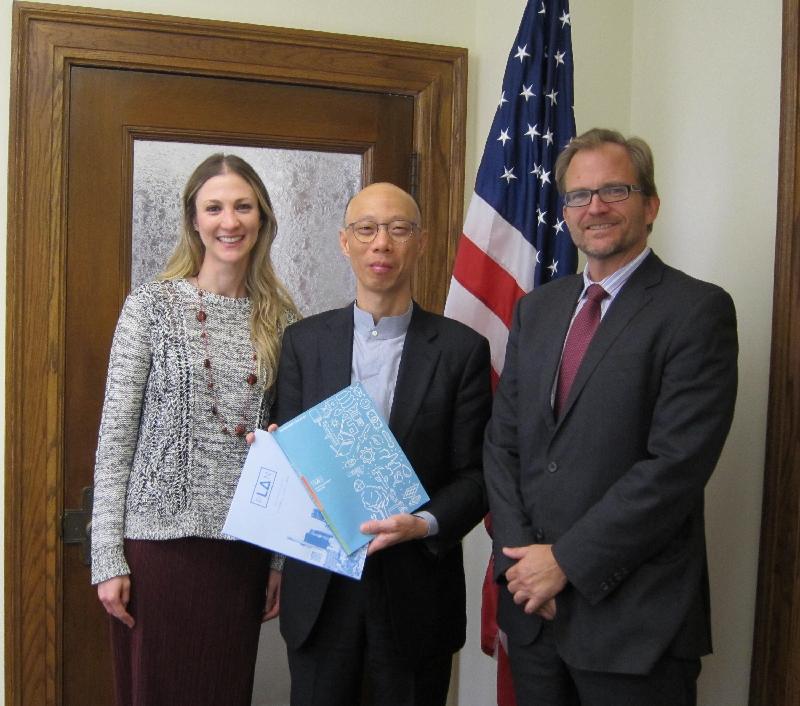 The Secretary for the Environment, Mr Wong Kam-sing (centre), meets with the Chief Sustainability Officer for the City of Los Angeles, Mr Matt Petersen (right), today (December 5, Los Angeles time) to find out more on the environmental and sustainability initiatives in the city.