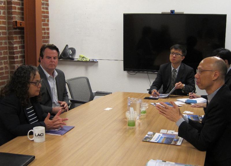 環境局局長黃錦星（右一）今日（洛杉磯時間十二月五日）與洛杉磯水電局可持續及經濟發展官Nancy Sutley（左一）會晤，就推動節能及使用可再生能源方面作交流。