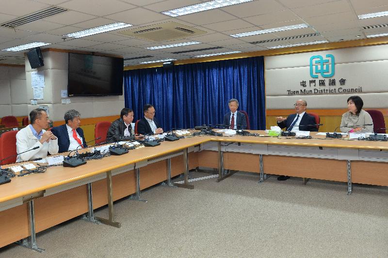 政制及内地事务局局长谭志源（右二）今日（十二月六日）下午与屯门区议会代表会面，了解区内事务。