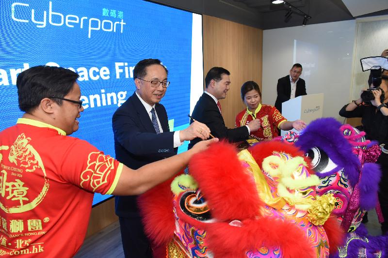 The Secretary for Innovation and Technology, Mr Nicholas W Yang (second left), and the Chairman of the Board of Directors of Hong Kong Cyberport Management Company Limited, Dr George Lam (third left), perform the eye-dotting ceremony at the Smart-Space FinTech Opening at Cyberport today (December 6).