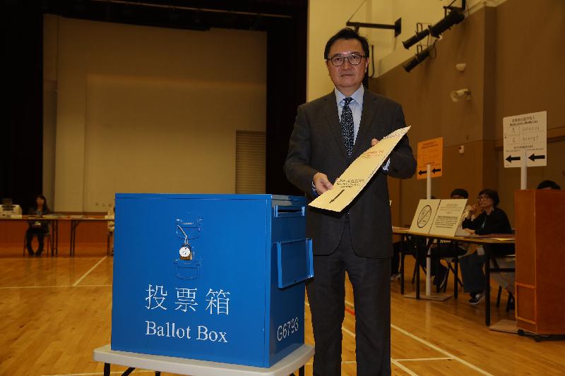 The Chairman of the Electoral Affairs Commission, Mr Justice Barnabas Fung Wah, today (December 7) visits a mock polling station at Leighton Hill Community Hall set up for the 2016 Election Committee Subsector Ordinary Elections.