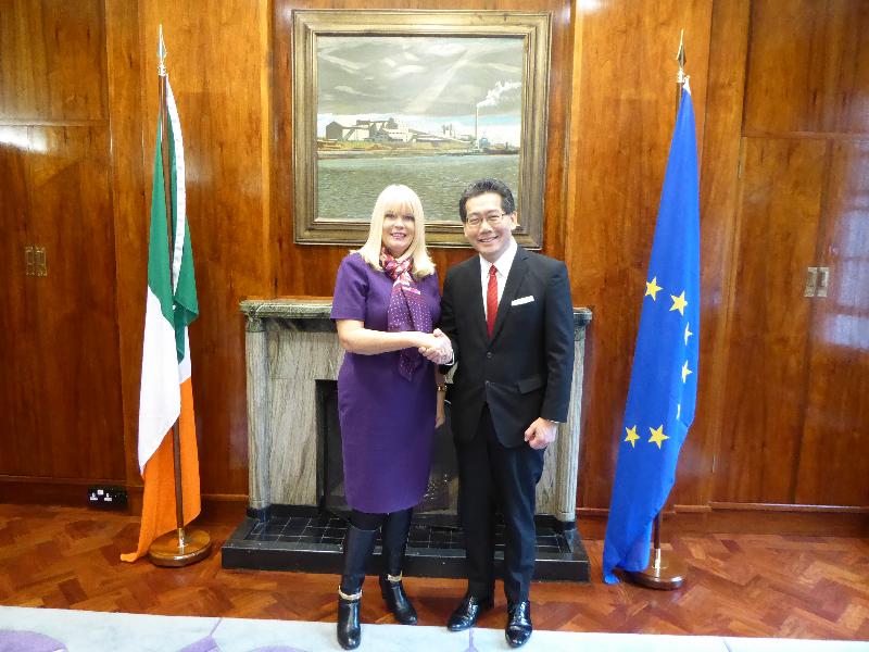 商務及經濟發展局局長蘇錦樑（右）今日（都柏林時間十二月七日）在愛爾蘭都柏林與愛爾蘭就業、企業和創新部部長Mary Mitchell O'Connor會面。