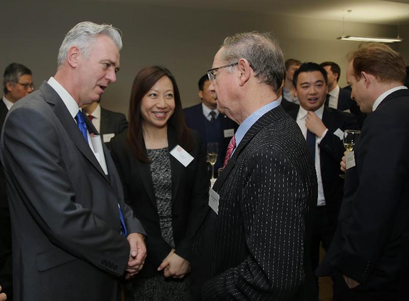 香港駐倫敦經濟貿易辦事處處長杜潔麗（左二）及英國財政部經濟事務秘書郝世民（左一）於十二月六日（倫敦時間）在倫敦香港金融服務業論壇2016酒會上與嘉賓交流意見。
