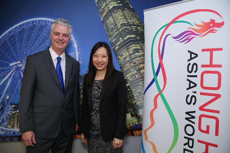 The Director-General of the Hong Kong Economic and Trade Office, London, Ms Priscilla To (right), and the UK's Economic Secretary to the Treasury, Mr Simon Kirby (left), at a reception for the London-Hong Kong Financial Services Forum 2016 on December 6 (London Time).