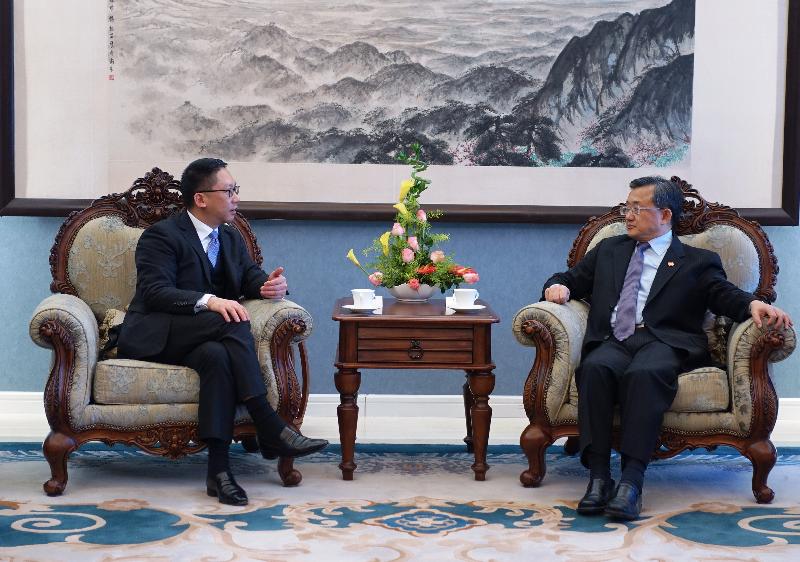 律政司司長袁國強資深大律師（左）今日（十二月八日）在北京與外交部副部長劉振民（右）會面。