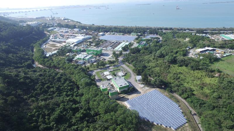 The solar farm at the Siu Ho Wan Sewage Treatment works of the Drainage Services Department came into operation today (December 9). The largest of its kind in Hong Kong, the solar farm comprises over 4,200 polycrystalline photovoltaic panels with an installed generation capacity of over 1,100 kilowatts. It can generate as much as 1.1 million kilowatt-hours of electricity annually.
