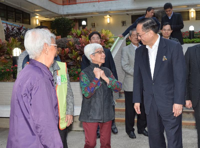 創新及科技局局長楊偉雄（右一）今日（十二月九日）下午區訪期間，在祈德尊新邨松明舍與長者交談。