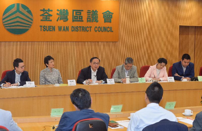 The Secretary for Innovation and Technology, Mr Nicholas W Yang (third left), meets with members of the Tsuen Wan District Council (TWDC) this afternoon (December 9) to listen to their views and introduce to them the work of the Innovation and Technology Bureau. Looking on are the Chairman of the TWDC, Mr Chung Wai-ping (third right); the Vice Chairman of the TWDC, Mr Wong Wai-kit (first right); and the District Officer (Tsuen Wan), Miss Jenny Yip (second left).