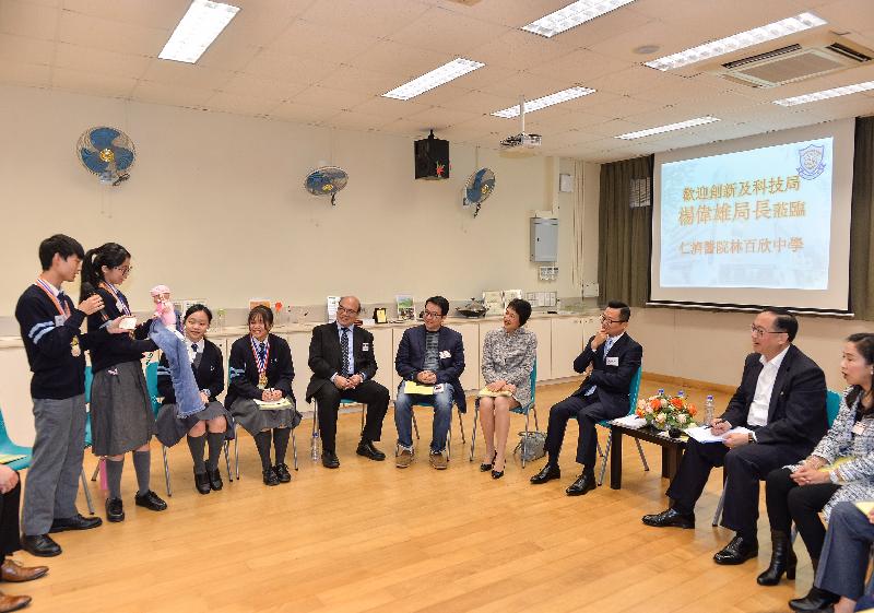 The Secretary for Innovation and Technology, Mr Nicholas W Yang (second right), joins a sharing session with students who participated in international innovative invention competitions during his visit to Yan Chai Hospital Lim Por Yen Secondary School this afternoon (December 9).
