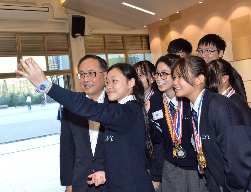 The Secretary for Innovation and Technology, Mr Nicholas W Yang (first left), joins a selfie with students of Yan Chai Hospital Lim Por Yen Secondary School this afternoon (December 9).