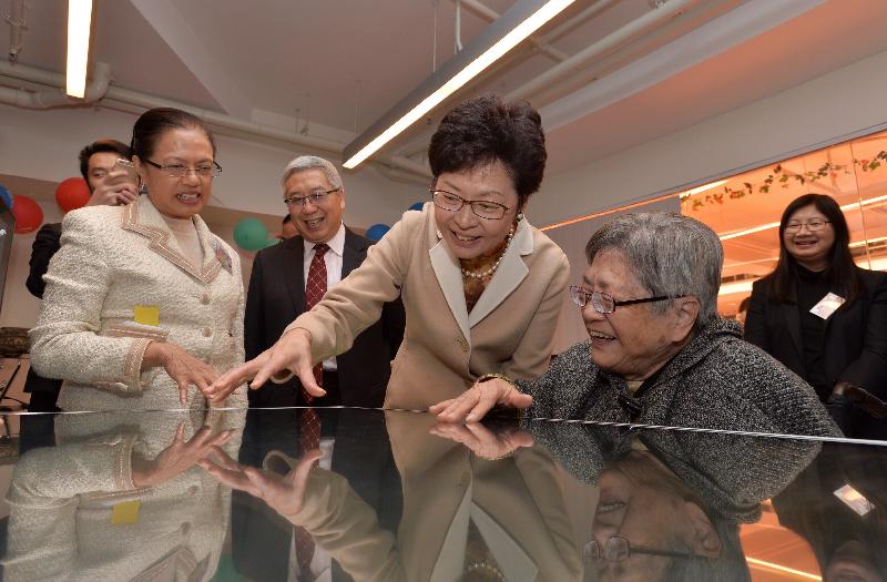 政務司司長林鄭月娥今日（十二月九日）出席位於元朗的香港盲人輔導會賽馬會欣康樓開幕典禮。圖示林鄭月娥（前排右二）參觀大樓設施。
