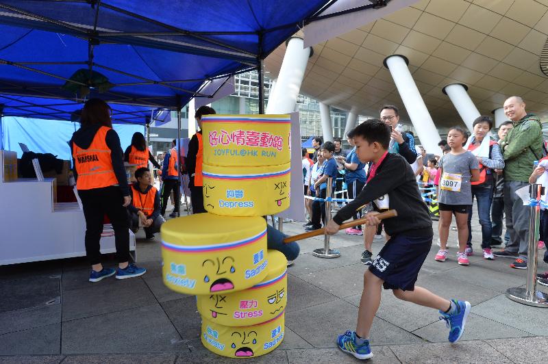 衞生署今日（十二月十一日）在香港科學園白石角海濱長廊舉辦「好心情喜動跑」。圖示市民參與互動遊戲攤位。