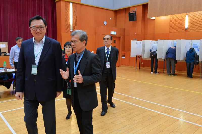 The Chairman of the Electoral Affairs Commission, Mr Justice Barnabas Fung Wah (first left), Commission members Mr Arthur Luk, SC (first right) and Professor Fanny Cheung (second left), visit the polling station at Quarry Bay Community Hall this morning (December 11) to inspect the operation of the 2016 Election Committee Subsector Ordinary Elections polling station. They are briefed by the Presiding Officer.