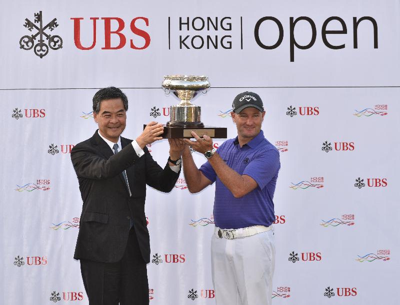 The Chief Executive, Mr C Y Leung, attended the 2016 UBS Hong Kong Open prize presentation ceremony at Hong Kong Golf Club in Fanling this afternoon (December 11). Photo shows Mr Leung (left) presenting a trophy to the winner, Mr Sam Brazel (right).
