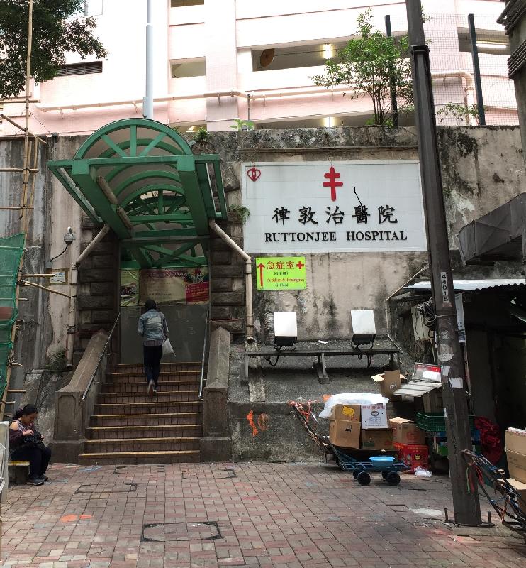 Ruttonjee Hospital announced today (December 12) the temporary closure of the staircase leading to the entrance at No. 55 Wanchai Road to facilitate construction work for a lift and escalator.