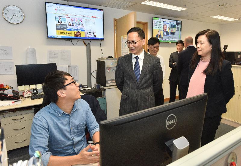 公务员事务局局长张云正（左二）今日（十二月十二日）参观政府新闻处的数码媒体组时，了解该组人员如何通过《政府新闻网》及不同社交媒体平台，发放政府资讯。