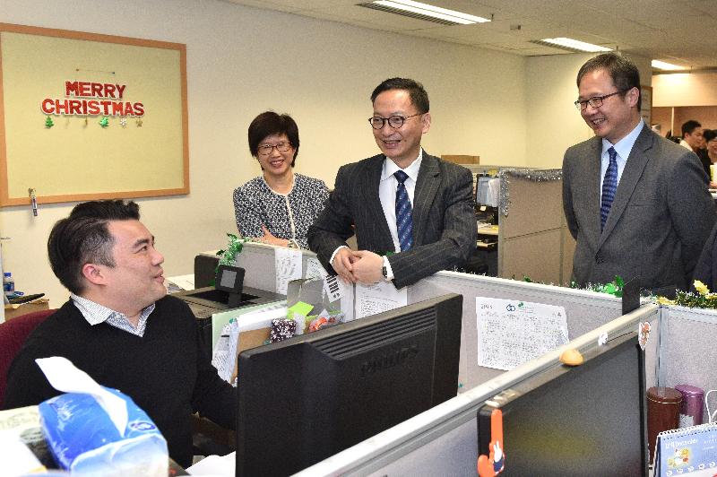 The Secretary for the Civil Service, Mr Clement Cheung (third left), today (December 12) visited the News Sub-division of the Information Services Department to learn more about its work. The sub-division is responsible for issuing all government press releases, photographs and video clips for media and public access, and for providing a 24-hour press enquiry service.