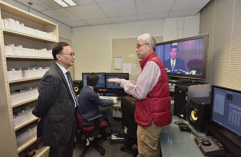 While touring the Audio-visual Section of the Creative Sub-division today (December 12), the Secretary for the Civil Service, Mr Clement Cheung (left), is briefed by staff on their work in the Video Editing Room.