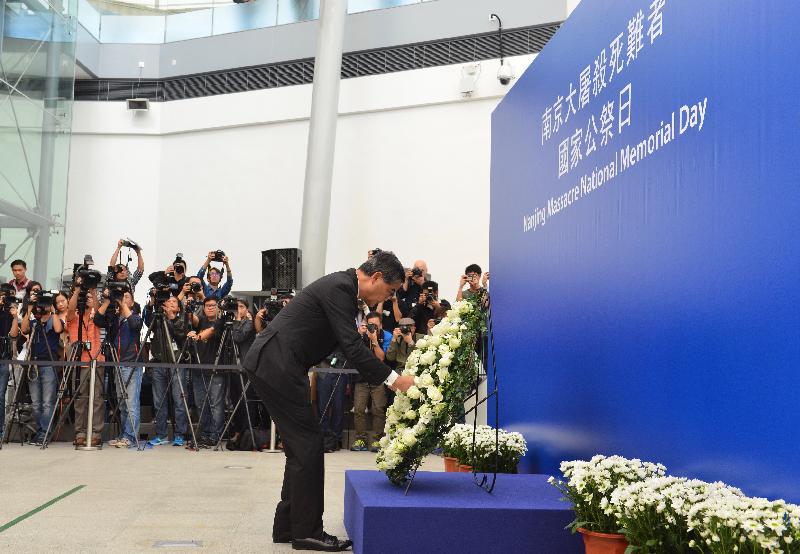 行政長官梁振英今日（十二月十三日）上午在香港海防博物館出席南京大屠殺死難者國家公祭日紀念儀式。圖示梁振英致獻花圈，悼念南京大屠殺死難者和日本侵華戰爭期間的死難者。