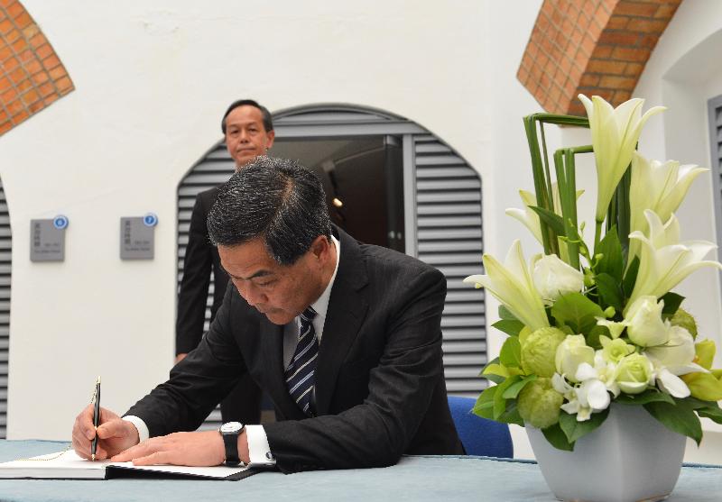 The Chief Executive, Mr C Y Leung, attended a ceremony for the Nanjing Massacre National Memorial Day at the Hong Kong Museum of Coastal Defence this morning (December 13). Photo shows Mr Leung signing the memorial book.