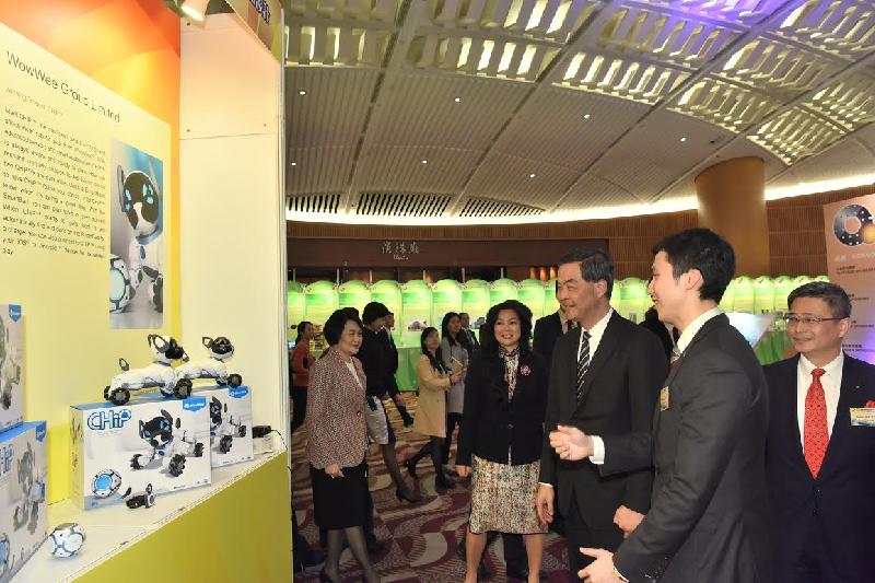 行政长官梁振英今日（十二月十三日）晚上在香港会议展览中心出席2016香港工商业奖颁奖典礼暨晚宴。图示梁振英（右三）在典礼前参观展览。 