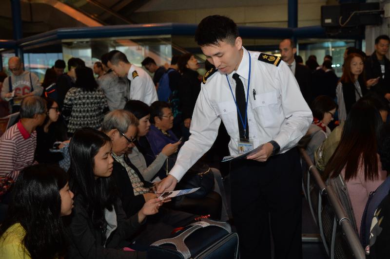 Marine inspectors of the Marine Department distributed promotional leaflets to passengers at the Hong Kong-Macau Ferry Terminal in Sheung Wan this morning (December 13) to remind passengers to buckle up their seat belts to ensure safety. 