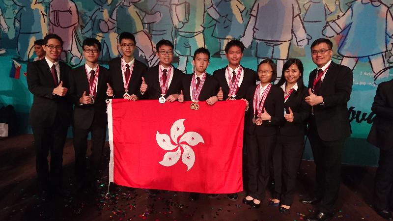 六名香港中学生在「国际初中科学奥林匹克2016」比赛中创出佳绩，成员在印尼峇里岛的比赛场地合照。左起：吴炜尧（副领队）、唐嘉朗、黄子峯、陈泽赋、邹骏宏、莫君霖、黄悦陶、叶雅琳（副领队）、曾天德（领队）。