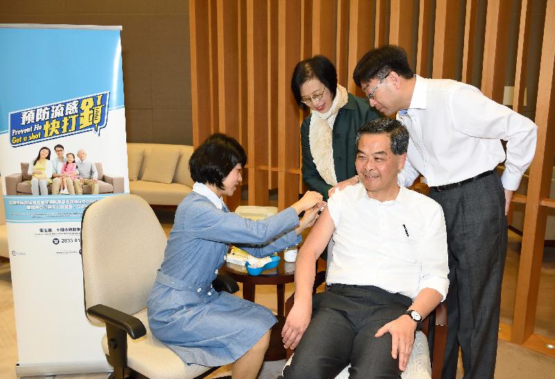 行政长官梁振英今日（十二月十四日）接种季节性流感疫苗，旁为食物及卫生局局长高永文（后排右）及副局长陈肇始教授（后排左）。

