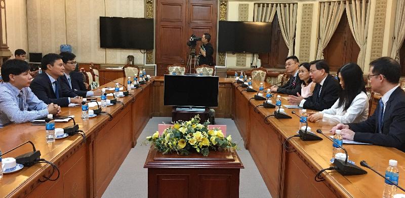 The Secretary for Transport and Housing, Professor Anthony Cheung Bing-leung (third right), meets with the Director of the Department of Transport of Ho Chi Minh City People's Committee, Mr Bui Xuan Cuong (second left), in Ho Chi Minh City, Vietnam, today (December 14) to update him on Hong Kong's latest logistics developments and its strengths as a premier logistics hub in supporting the business development of Vietnamese enterprises.