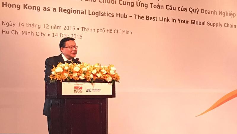 The Secretary for Transport and Housing, Professor Anthony Cheung Bing-leung, leading a logistics delegation to attend a seminar in Ho Chi Minh City, Vietnam, today (December 14), speaks to members of the local business sector about Hong Kong's strengths in logistics, aviation and maritime. The seminar was co-organised by the Hong Kong Trade Development Council and the Hong Kong Economic and Trade Office in Singapore.