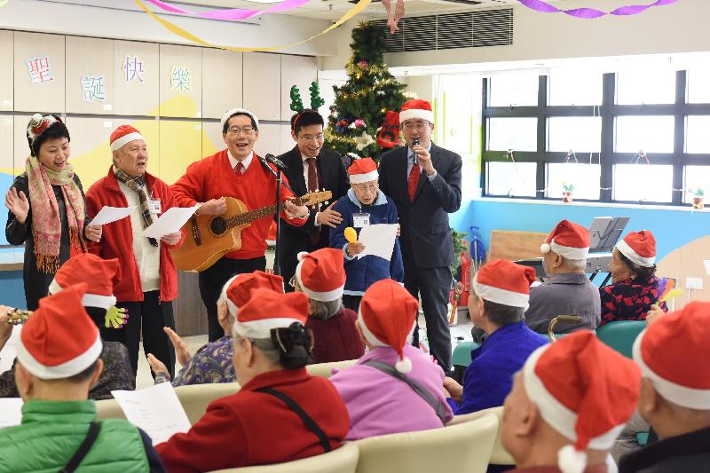 The Secretary for Commerce and Economic Development, Mr Gregory So (third left), today (December 15) visits St James' Settlement EverDelight Day Care Centre for the Elderly (Eastern & Wanchai), and sings Christmas carols with local senior citizens there.
