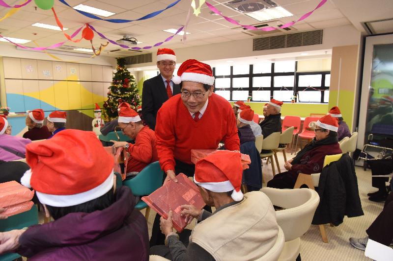 The Secretary for Commerce and Economic Development, Mr Gregory So, today (December 15) visits St James' Settlement EverDelight Day Care Centre for the Elderly (Eastern & Wanchai), and presents Christmas gifts to the local senior citizens there.