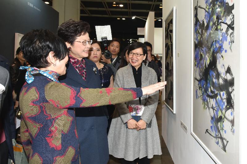 政務司司長林鄭月娥今日（十二月十五日）傍晚在香港會議展覽中心出席水墨藝博2016開幕禮。圖示林鄭月娥（中）參觀展覽。
