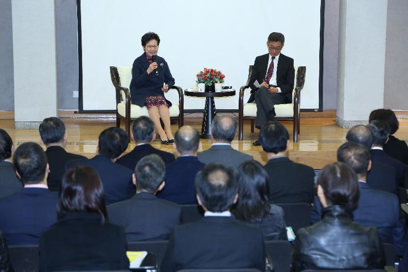 The Chief Secretary for Administration, Mrs Carrie Lam, visited the Housing Department today (December 15) to learn more about the work of the department. Photo shows Mrs Lam (left) meeting with the Permanent Secretary for Transport and Housing (Housing) and Director of Housing, Mr Stanley Ying (right), and directorate staff at the HD headquarters in Ho Man Tin.  She was briefed on the work of various offices and the challenges they are facing.