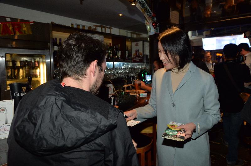 禁毒专员陈咏雯今日（十二月十五日）在中环兰桂坊向酒吧的顾客派发禁毒宣传单张。