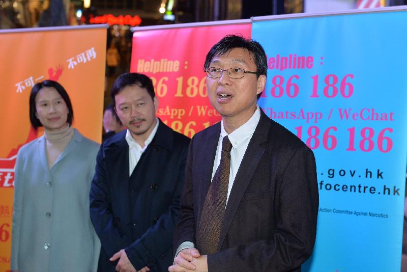 The Chairman of the Action Committee Against Narcotics, Dr Ben Cheung (right), at an anti-drug publicity event at Lan Kwai Fong in Central today (December 15), explains the harm caused by abusing "ice". Onlooking are the Commissioner for Narcotics, Ms Manda Chan (left) and the Chairman of the Central and Western District Fight Crime Committee, Mr Thomas Cheung (centre).