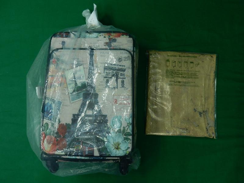 香港海关昨日（十二月十四日）在香港国际机场检获约三点三公斤怀疑可卡因，估计市值约三百五十万元。图示检获的怀疑可卡因。