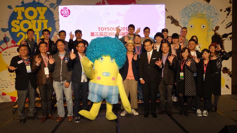 商务及经济发展局局长苏锦梁（前排右四）今日（十二月十六日）在「TOYSOUL亚洲玩具展2016」开幕礼上与嘉宾合照。