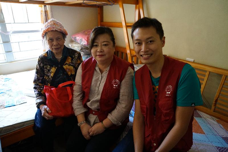 房署义工队在十二月十日到葵青区石篱（二）邨探访长者，并送上针织帽及福袋。